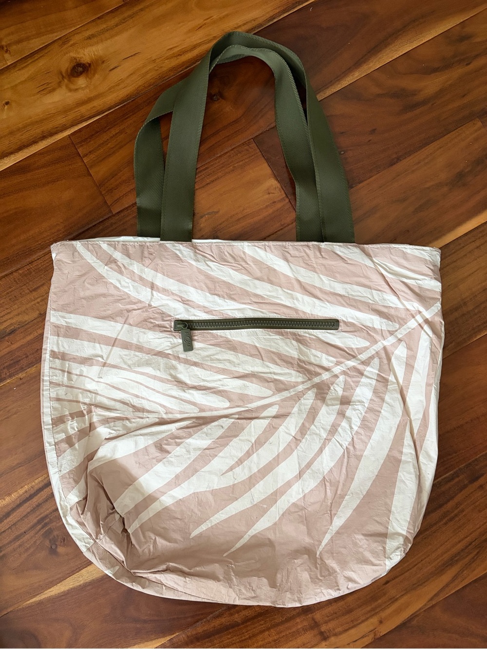 Aloha Collection Palm Day Tripper Tote Bag - Picture 8 of 11
